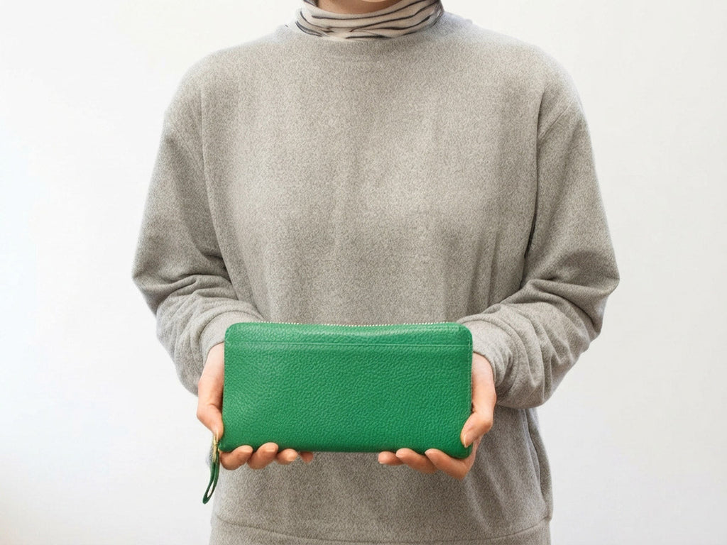 鮮やかグリーンで明るい気持ちに♪<br>お札もカードも小銭も持ち歩きたい慎重派にオススメ!!(ユーザーボイス)