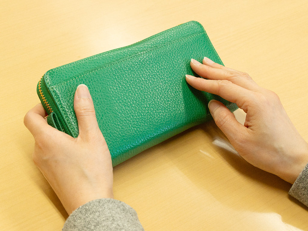 鮮やかグリーンで明るい気持ちに♪<br>お札もカードも小銭も持ち歩きたい慎重派にオススメ!!(ユーザーボイス)
